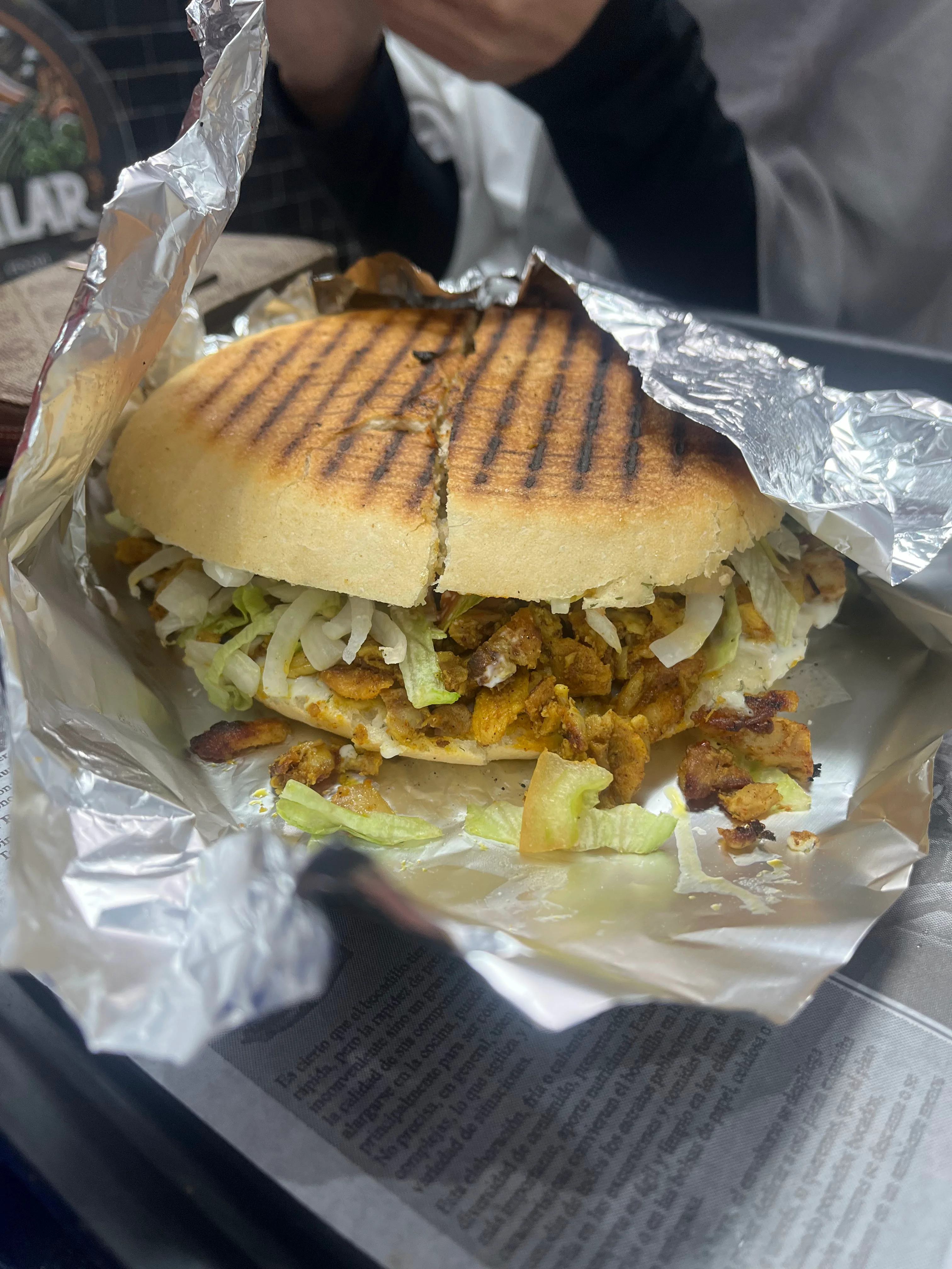Interior del local de A JALAR, kebab artesanal en Málaga